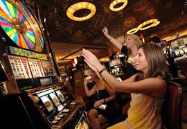 Aplikasi mobile bentley slot menampilkan antarmuka slot games dan pasar olahraga