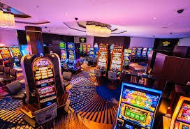 Interface Medusa II di bentley slot menampilkan gulungan slot, kontrol taruhan, dan animasi simbol mitologi